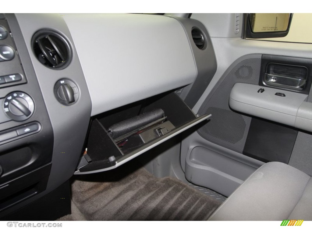 2006 F150 STX Regular Cab - Silver Metallic / Medium Flint photo #19