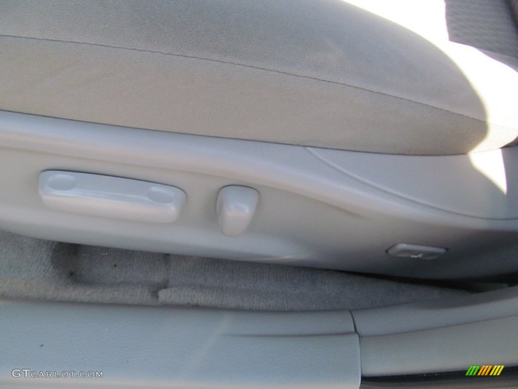 2010 Camry LE - Classic Silver Metallic / Ash Gray photo #11