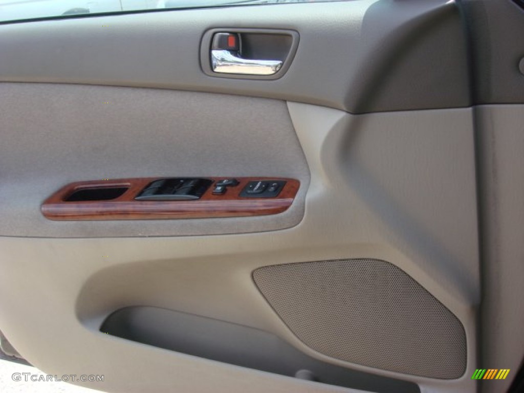 2004 Camry XLE - Black / Taupe photo #13