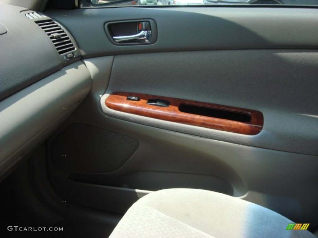 2004 Camry XLE - Black / Taupe photo #19