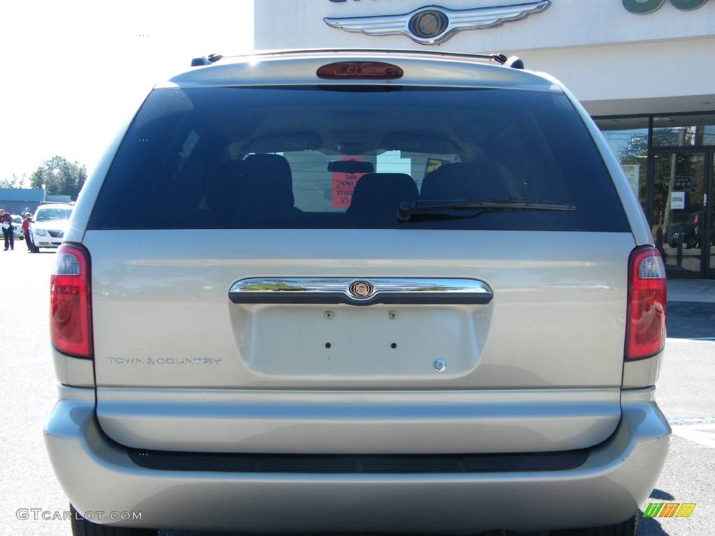 2005 Town & Country LX - Linen Gold Metallic / Dark Khaki/Light Graystone photo #4