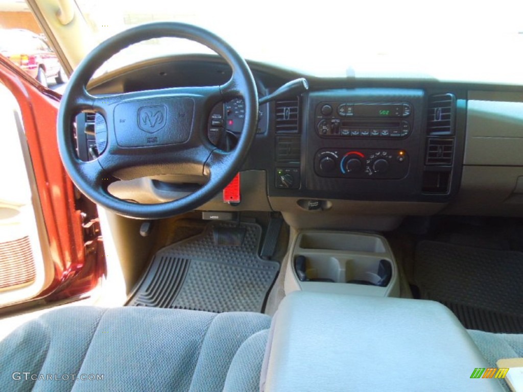 2004 Dakota SLT Quad Cab 4x4 - Deep Molten Red Pearl / Taupe photo #17