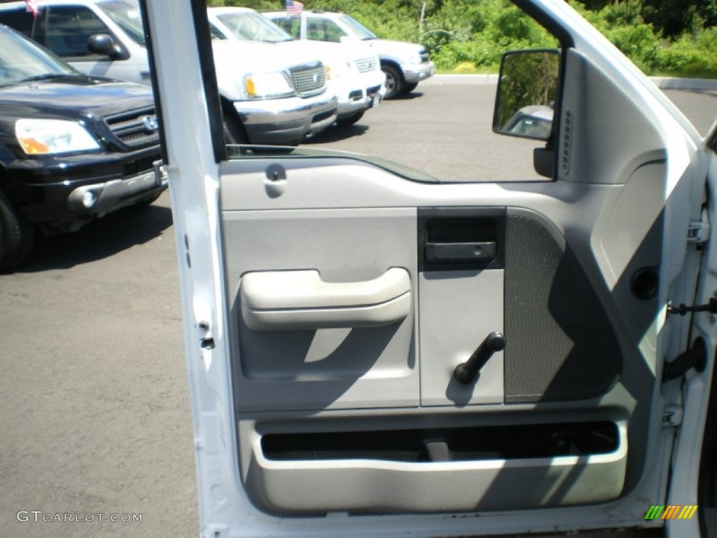 2006 F150 XL Regular Cab - Oxford White / Medium Flint photo #14