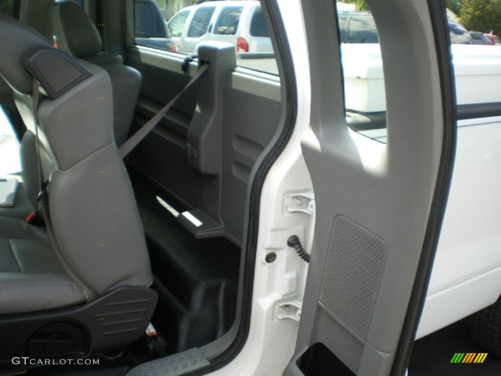 2006 F150 XL Regular Cab - Oxford White / Medium Flint photo #22