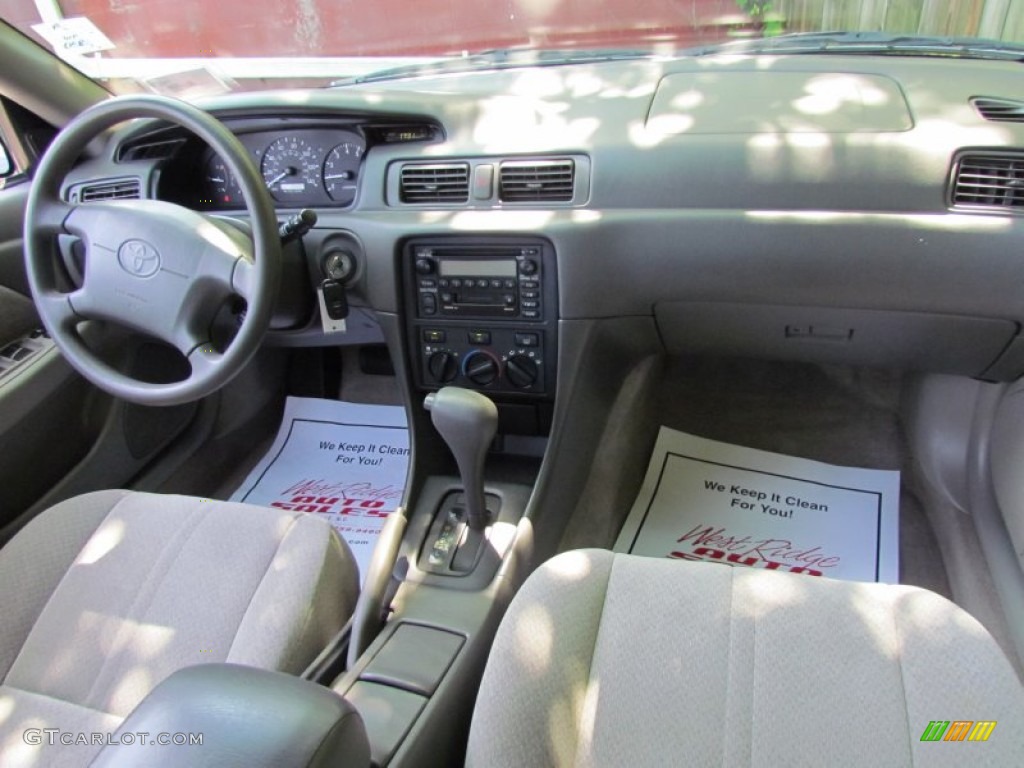 2000 Camry LE - Woodland Pearl / Gray photo #17