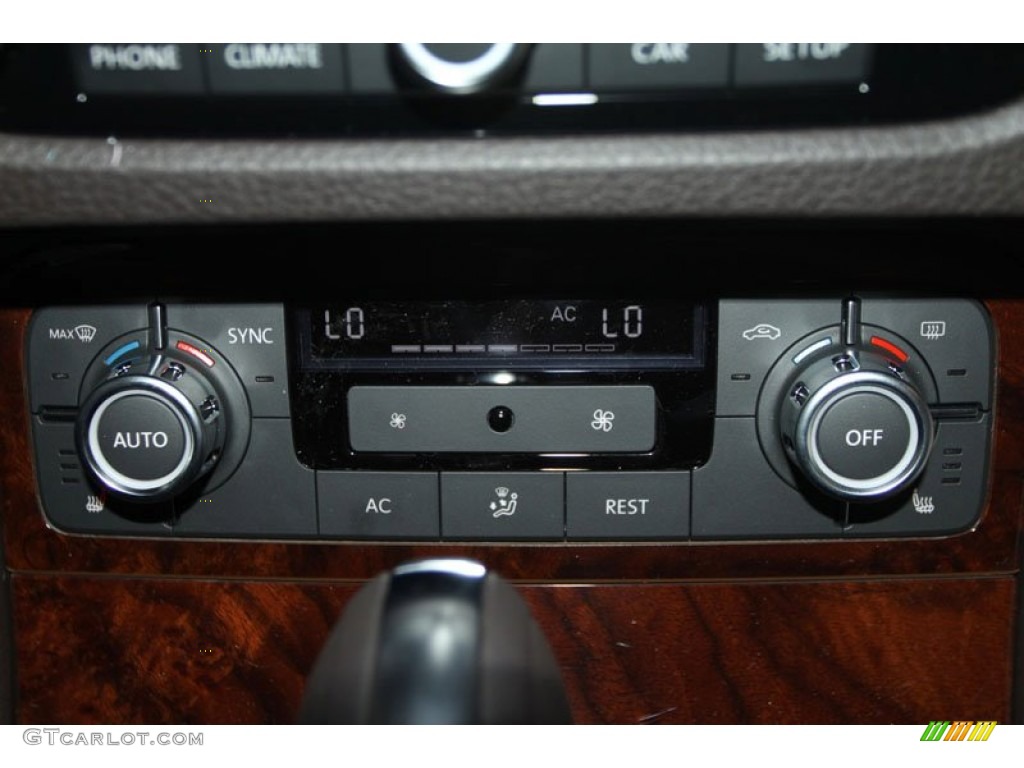 2012 Volkswagen Touareg VR6 FSI Lux 4XMotion Controls Photo #67231158
