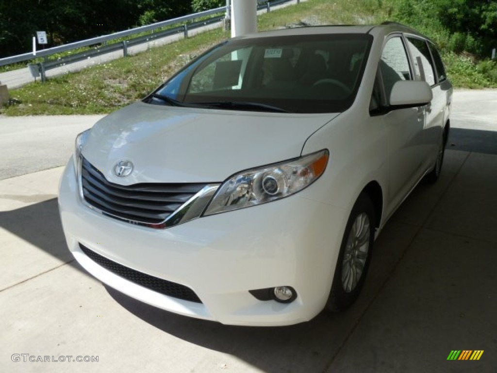 2012 Sienna XLE - Super White / Bisque photo #5