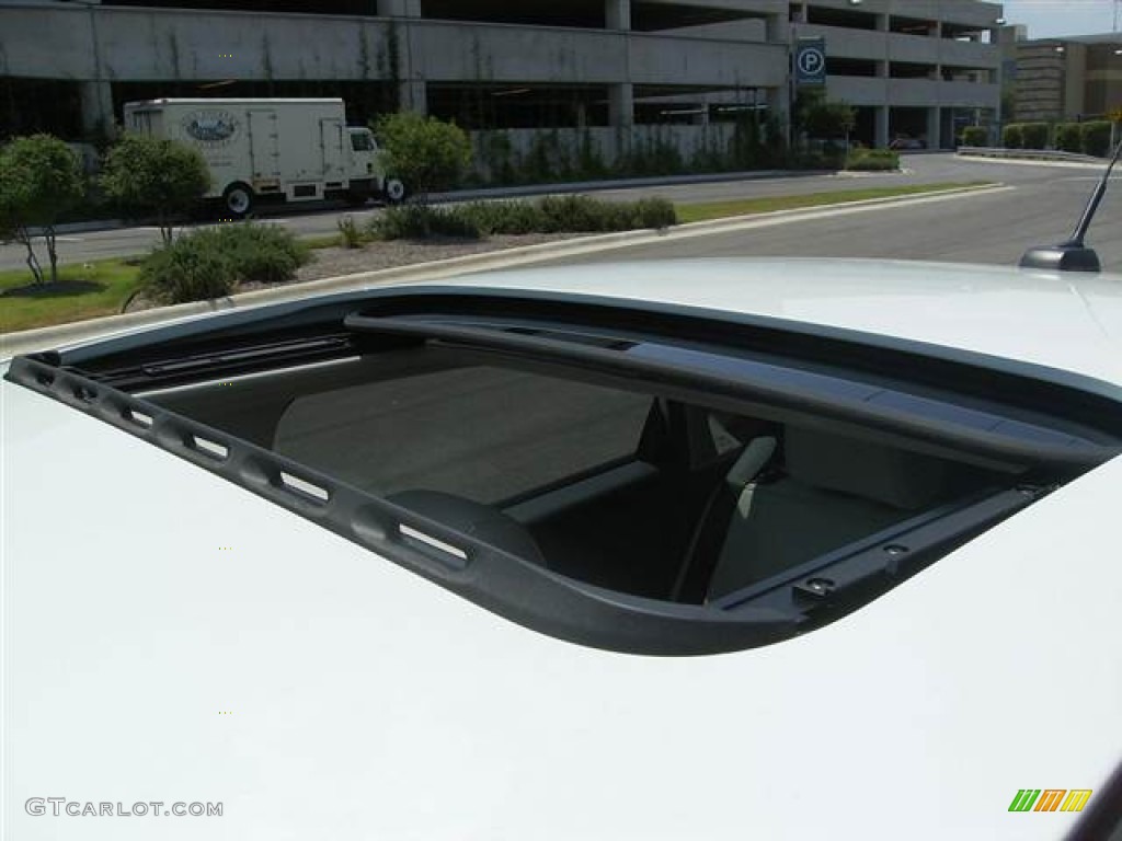 2011 Ford Fiesta SES Hatchback Sunroof Photo #67234827