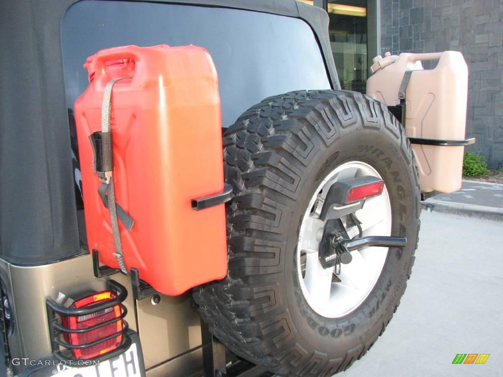 2004 Wrangler Rubicon 4x4 - Light Khaki Metallic / Khaki photo #20