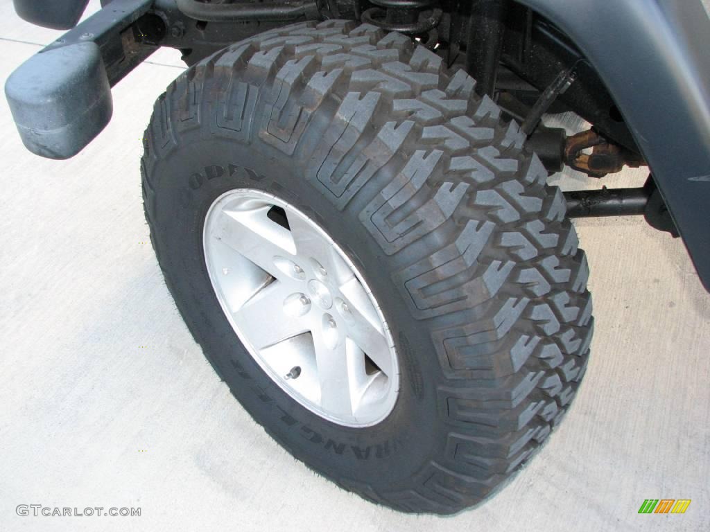 2004 Wrangler Rubicon 4x4 - Light Khaki Metallic / Khaki photo #21