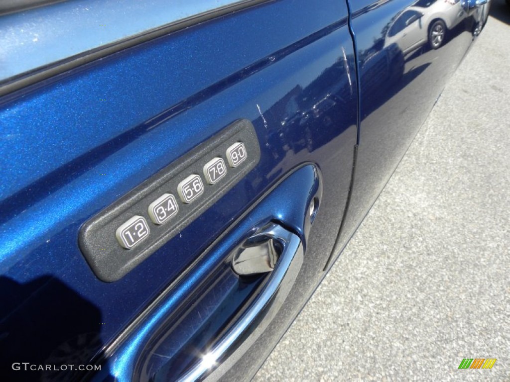 2011 Town Car Signature Limited - Dark Blue Pearl Metallic / Light Camel photo #3