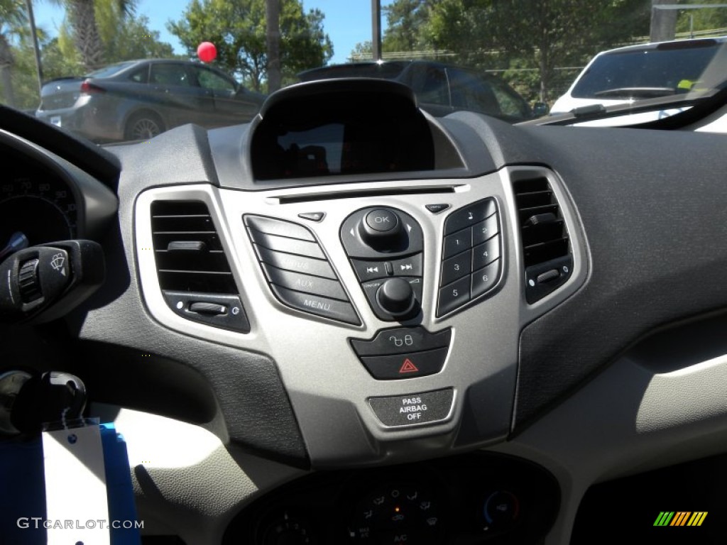 2011 Ford Fiesta SE Hatchback Controls Photo #67263081