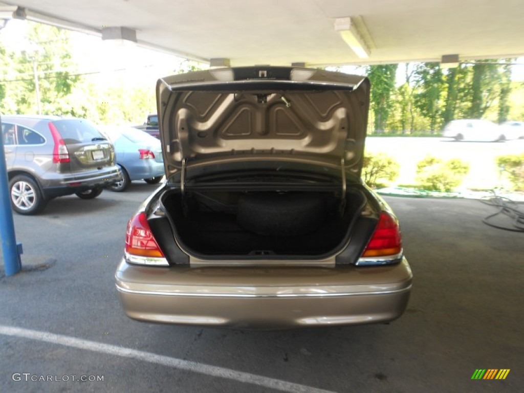 2003 Crown Victoria LX - Arizona Beige Metallic / Medium Parchment photo #8