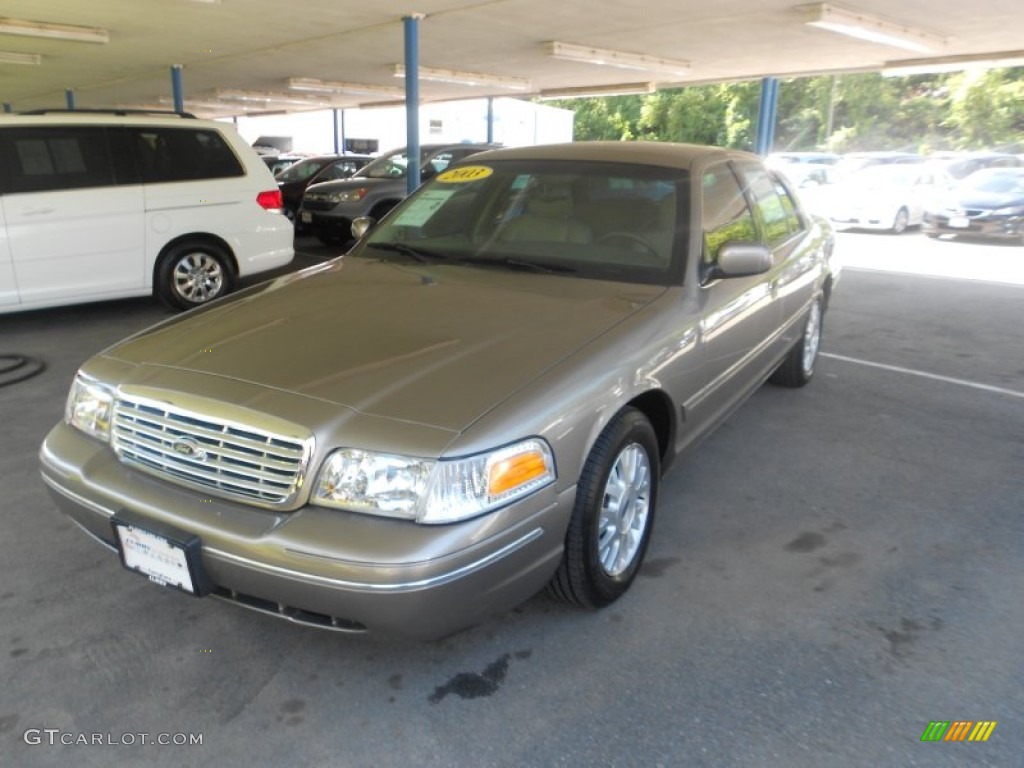 2003 Crown Victoria LX - Arizona Beige Metallic / Medium Parchment photo #26