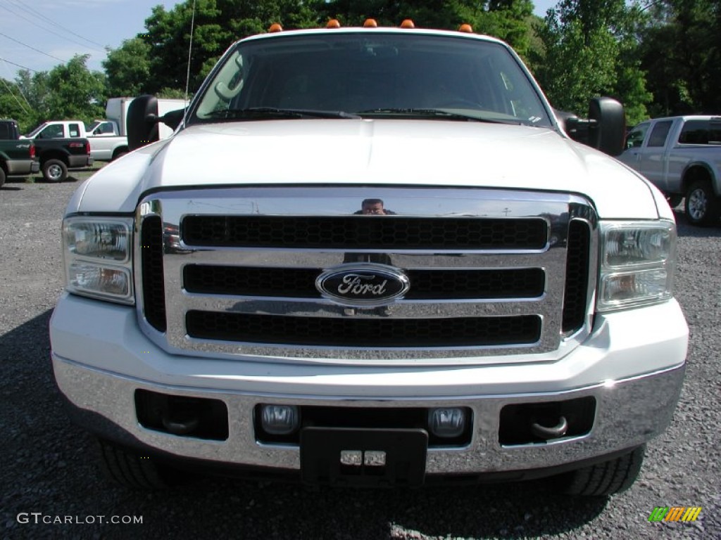 2005 F350 Super Duty Lariat Crew Cab 4x4 - Oxford White / Tan photo #2