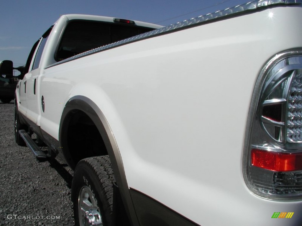 2005 F350 Super Duty Lariat Crew Cab 4x4 - Oxford White / Tan photo #11