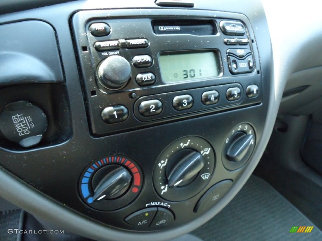 2002 Ford Focus SE Wagon Controls Photos