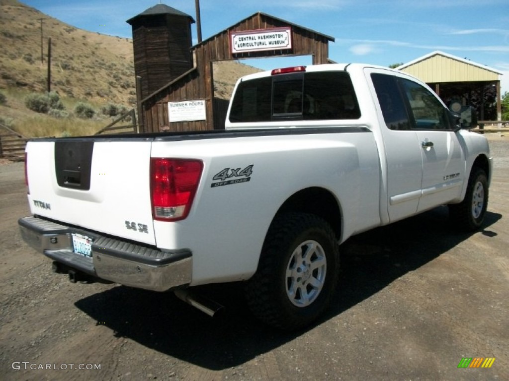 2007 Titan SE King Cab 4x4 - White / Steel Gray photo #2