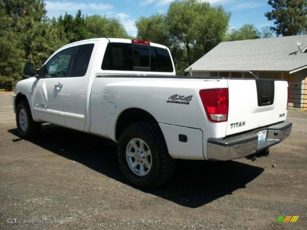 2007 Titan SE King Cab 4x4 - White / Steel Gray photo #4