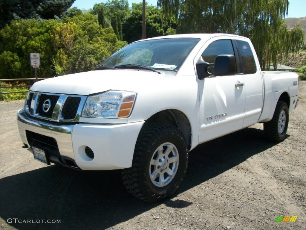 2007 Titan SE King Cab 4x4 - White / Steel Gray photo #5