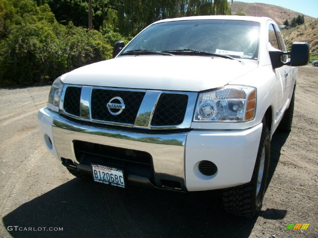 2007 Titan SE King Cab 4x4 - White / Steel Gray photo #6