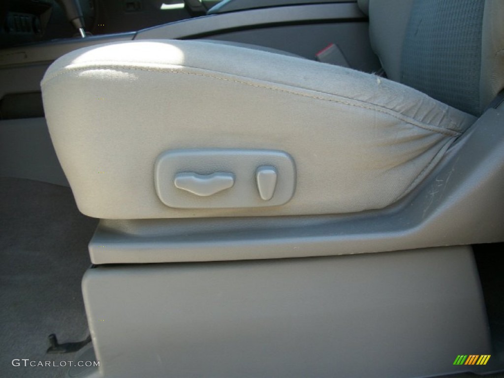 2007 Titan SE King Cab 4x4 - White / Steel Gray photo #12