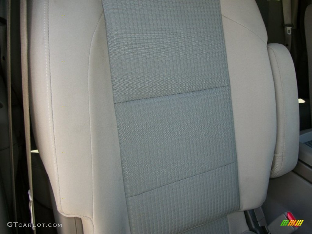 2007 Titan SE King Cab 4x4 - White / Steel Gray photo #25