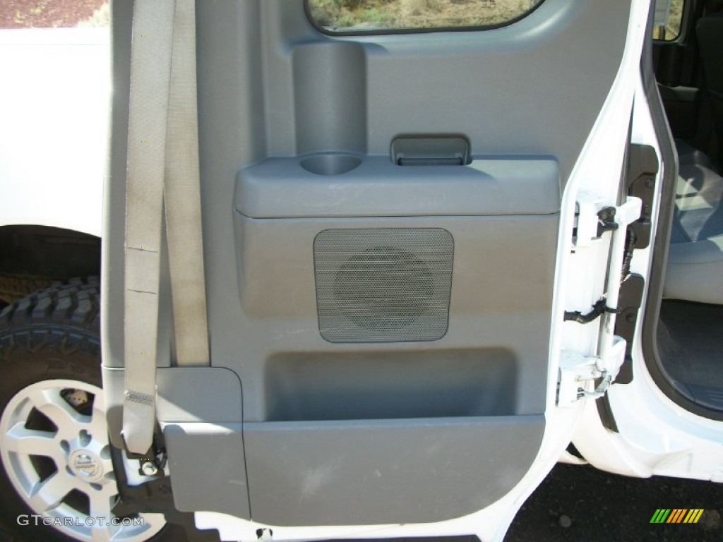 2007 Titan SE King Cab 4x4 - White / Steel Gray photo #29