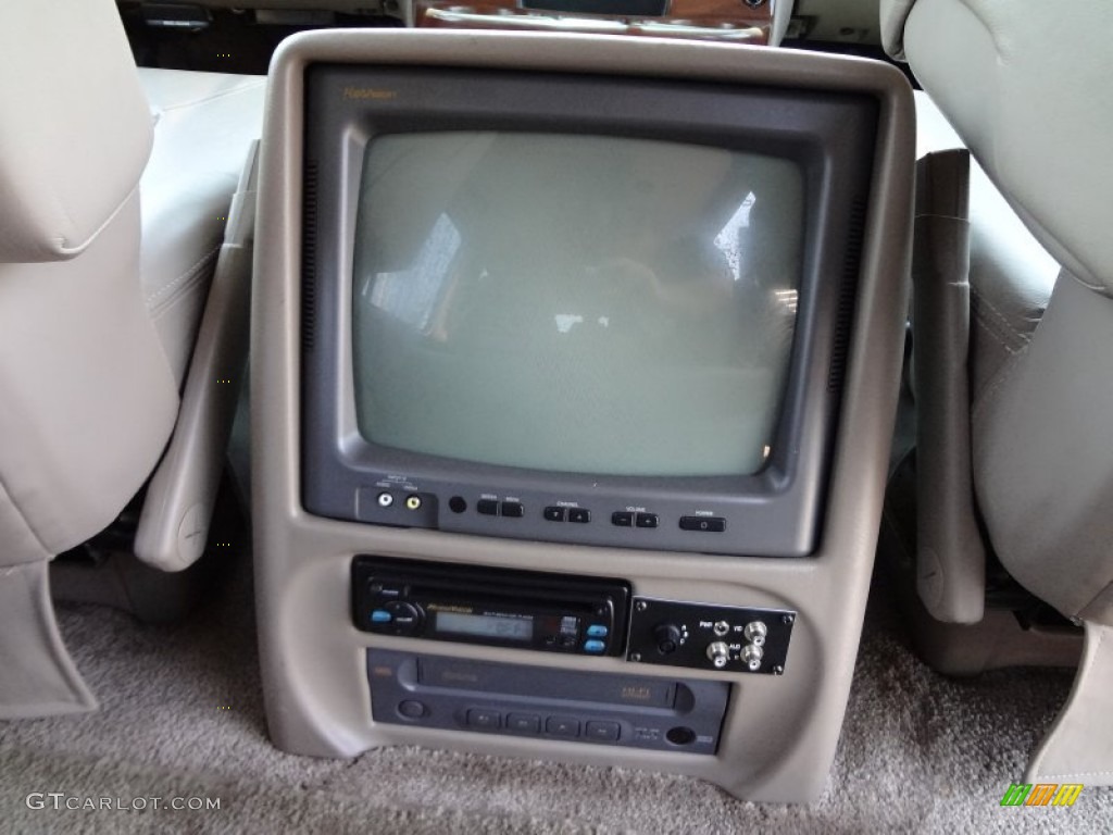 2002 Chevrolet Express 1500 Passenger Conversion Van Audio System Photo #67327861
