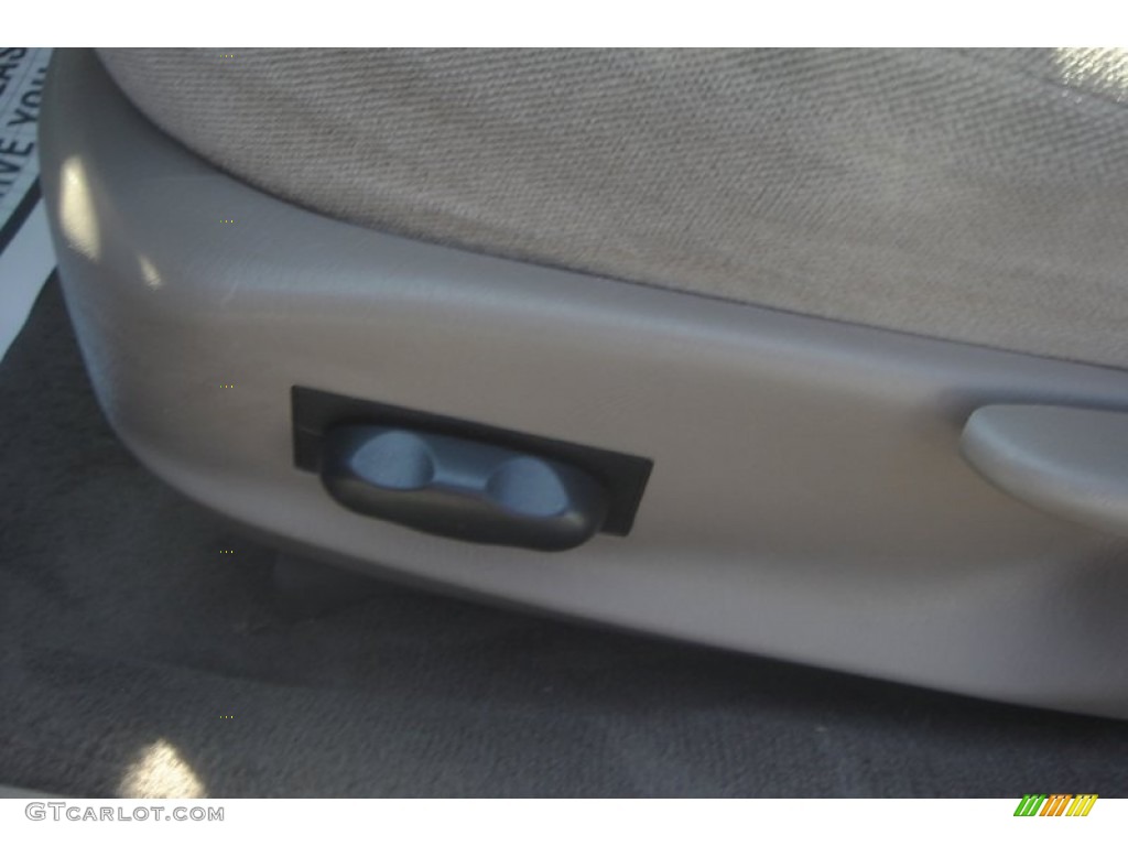 2004 Taurus SES Sedan - True Blue Metallic / Medium Parchment photo #17