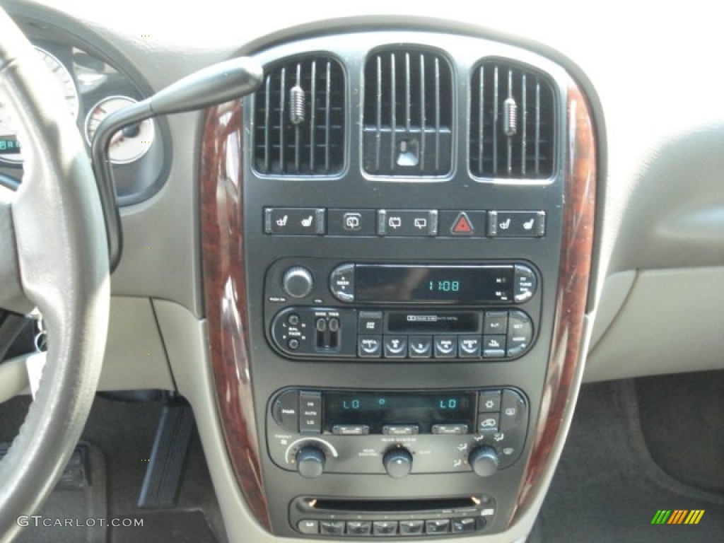 2003 Chrysler Town & Country LXi Controls Photo #67338035