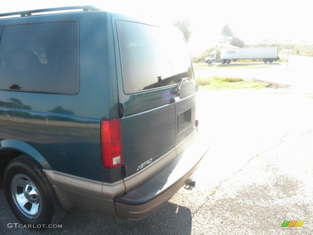 1999 Astro LS Passenger Van - Teal Blue Metallic / Neutral photo #10