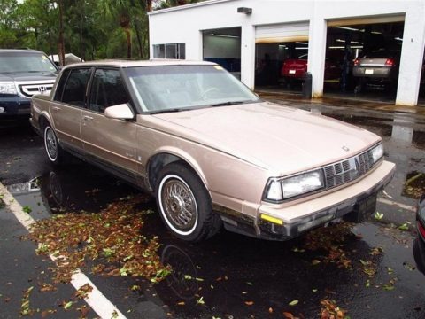 1990 Oldsmobile Ninety-Eight Regency Sedan Data, Info and Specs