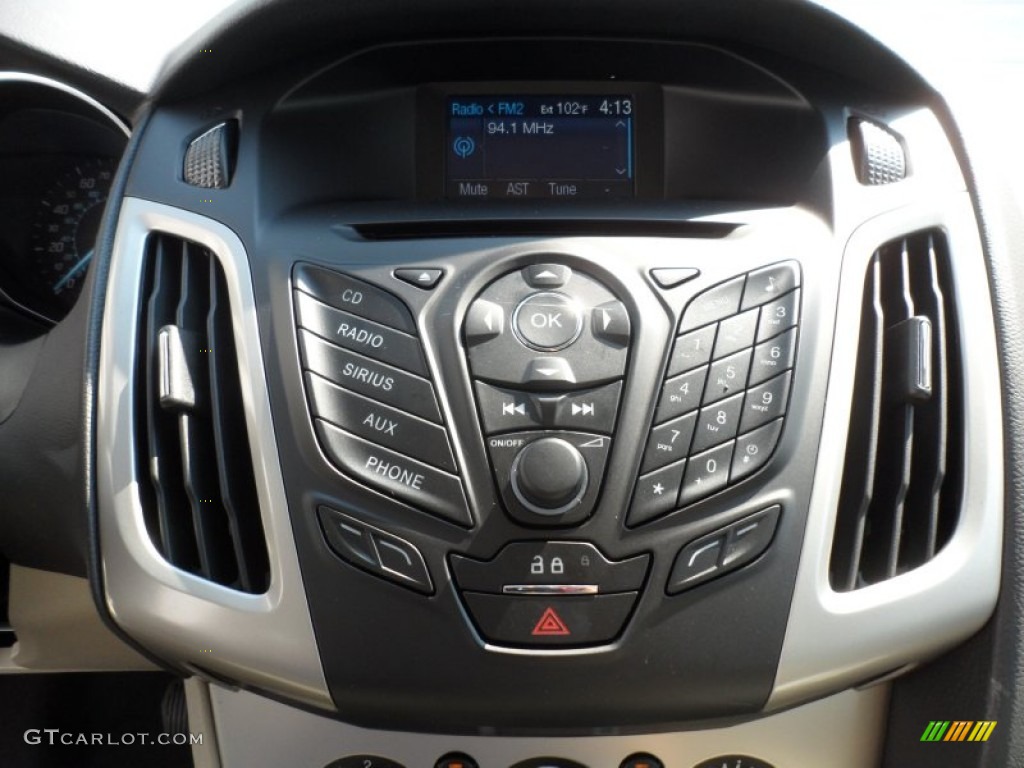 2012 Ford Focus SE 5-Door Controls Photo #67369964