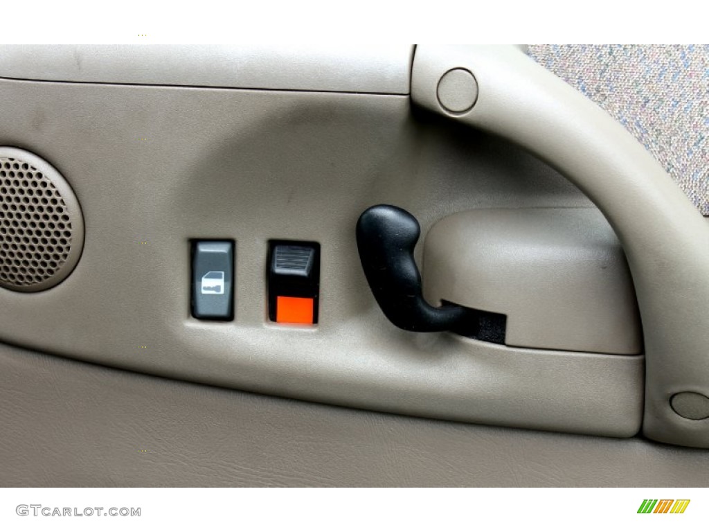 2003 GMC Safari SLE Controls Photo #67373345