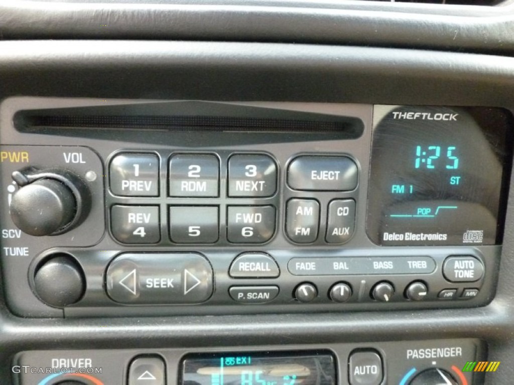 2002 Chevrolet Corvette Coupe Audio System Photo #67392515