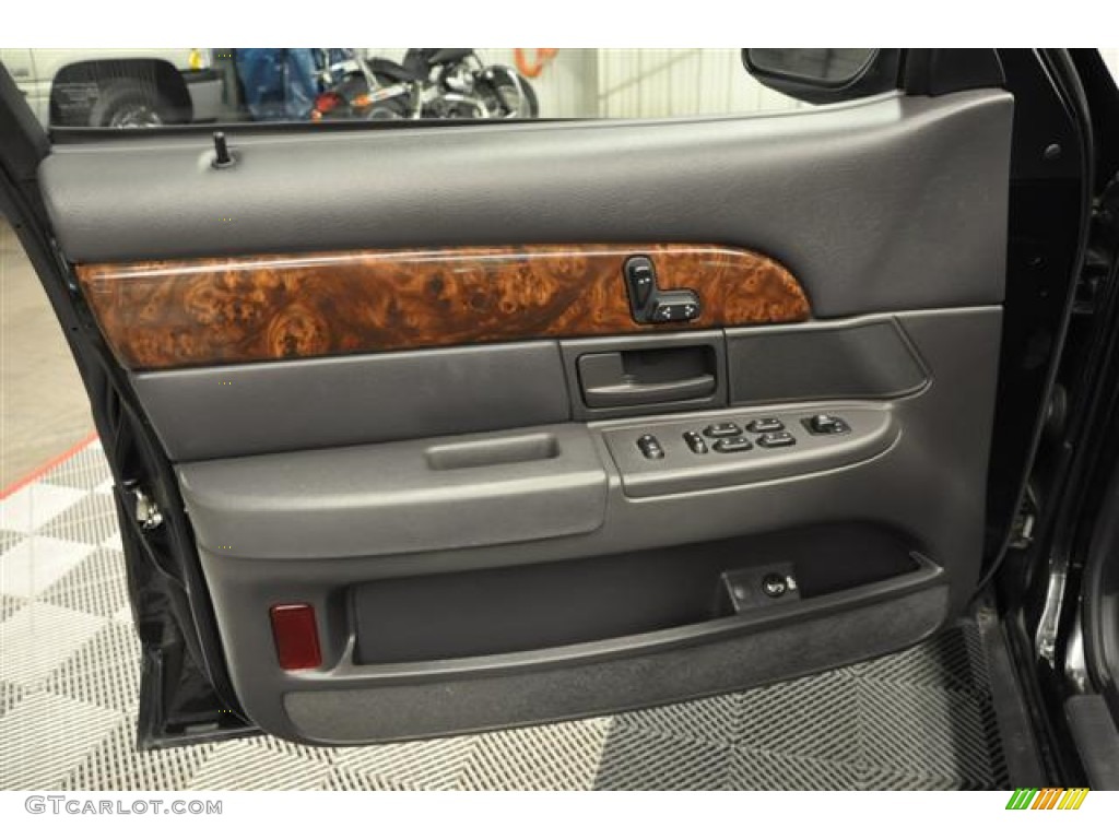 2004 Grand Marquis LS - Black Clearcoat / Dark Charcoal photo #3