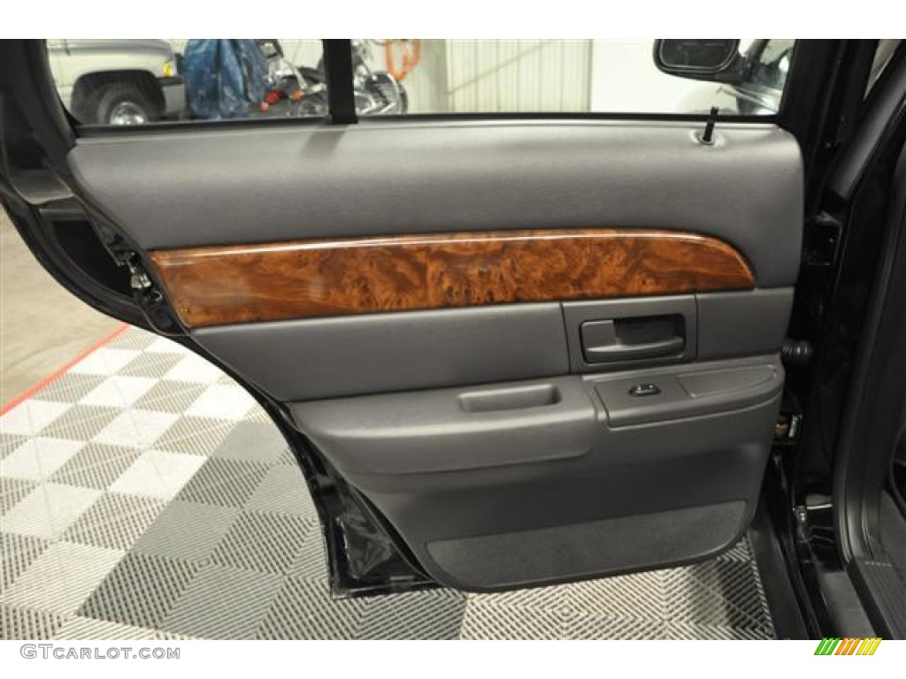 2004 Grand Marquis LS - Black Clearcoat / Dark Charcoal photo #17