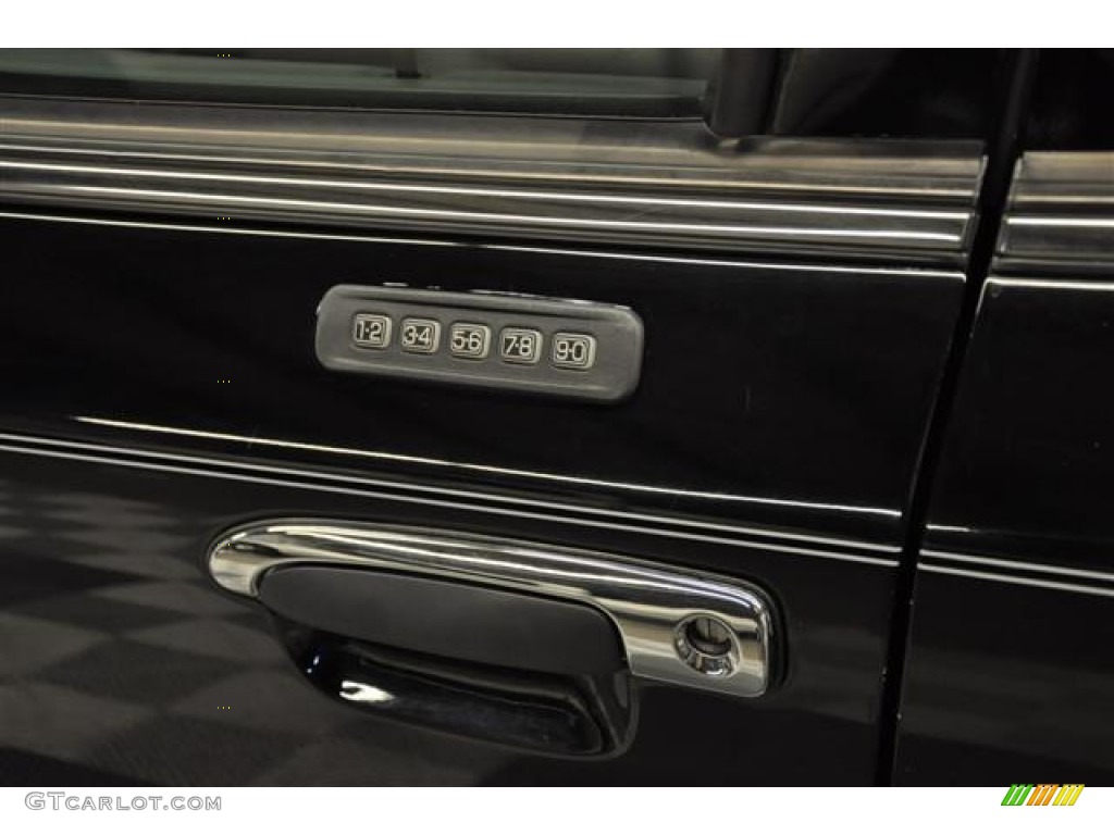 2004 Grand Marquis LS - Black Clearcoat / Dark Charcoal photo #26