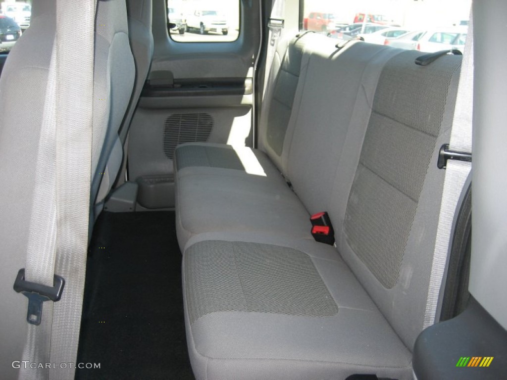 2005 Ford F250 Super Duty XL SuperCab 4x4 Rear Seat Photo #67443111