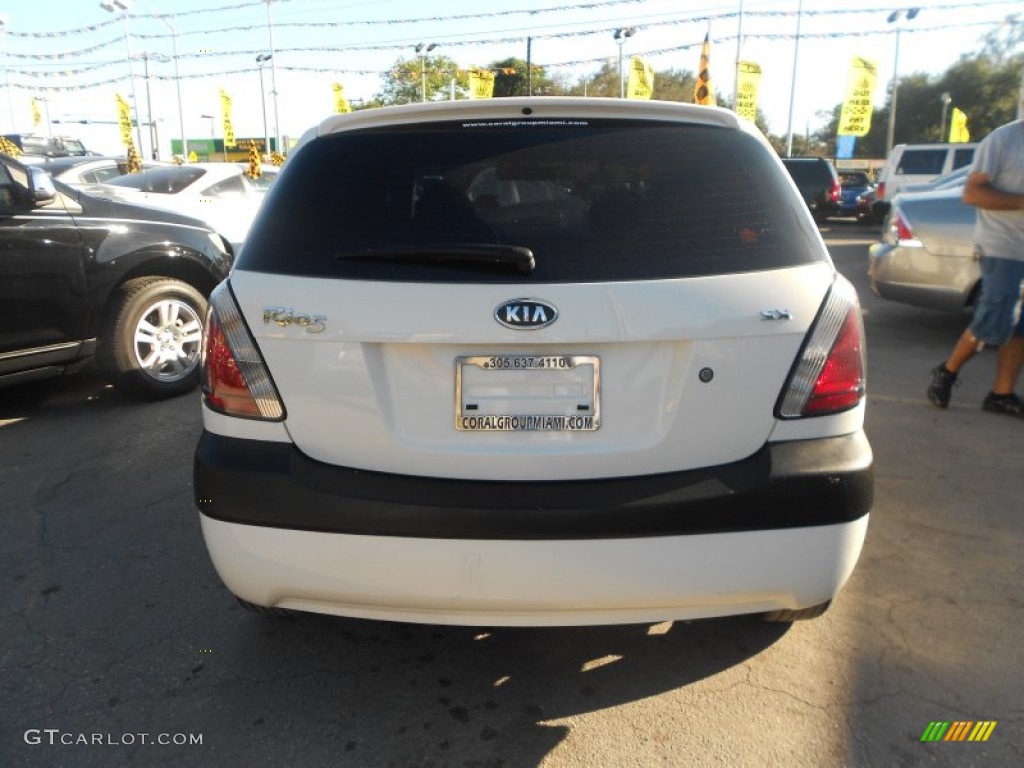 2007 Rio Rio5 SX Hatchback - White / Gray photo #8