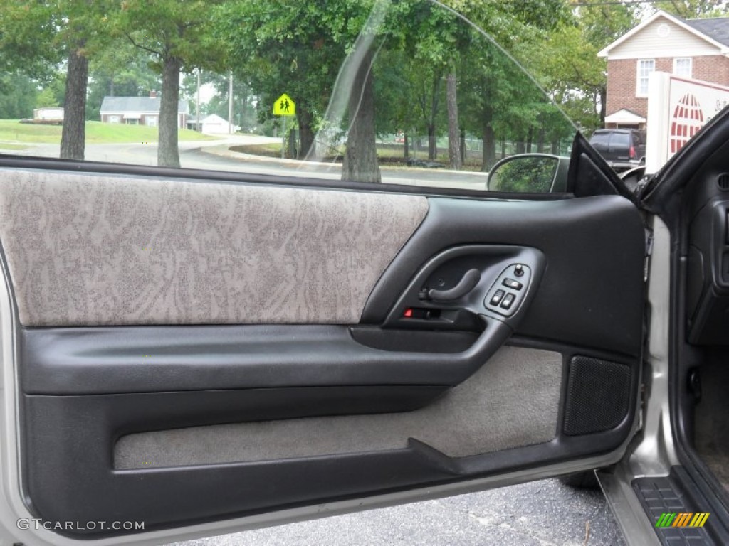 2000 Chevrolet Camaro Coupe Medium Gray Door Panel Photo #67481521