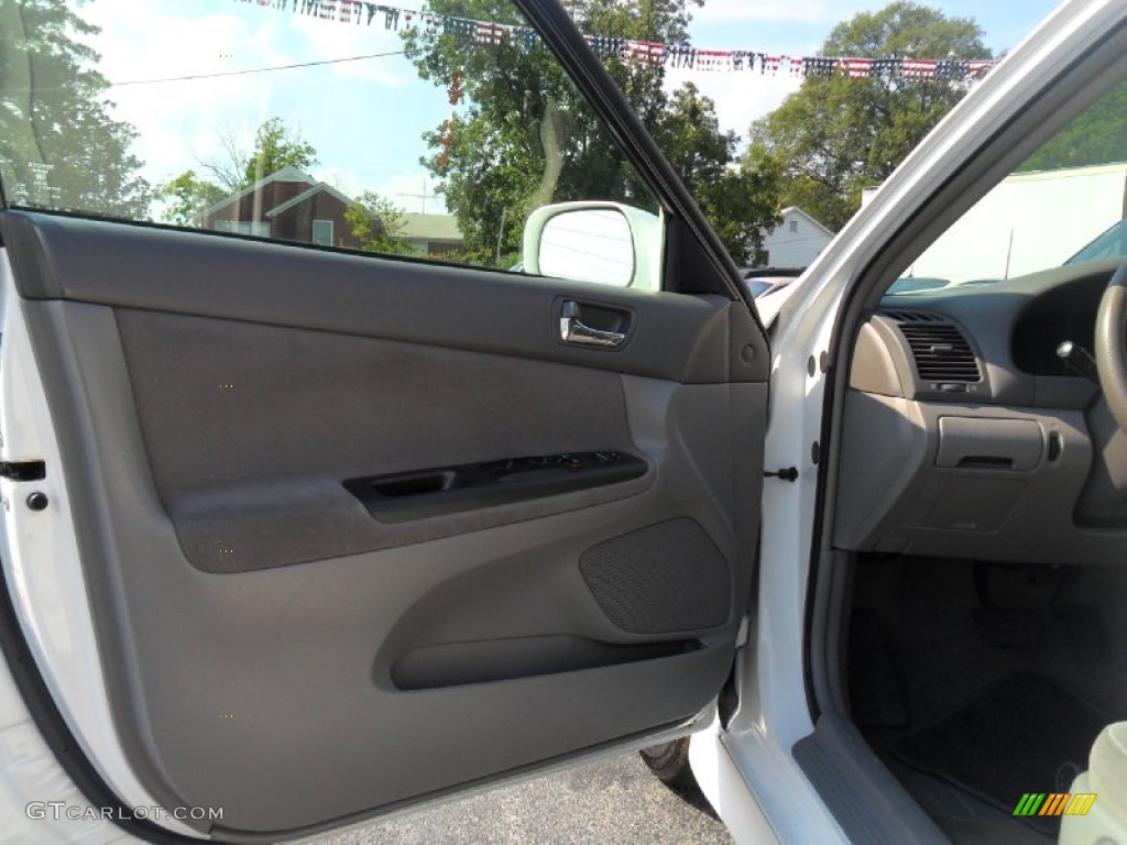 2006 Camry LE - Super White / Stone Gray photo #7