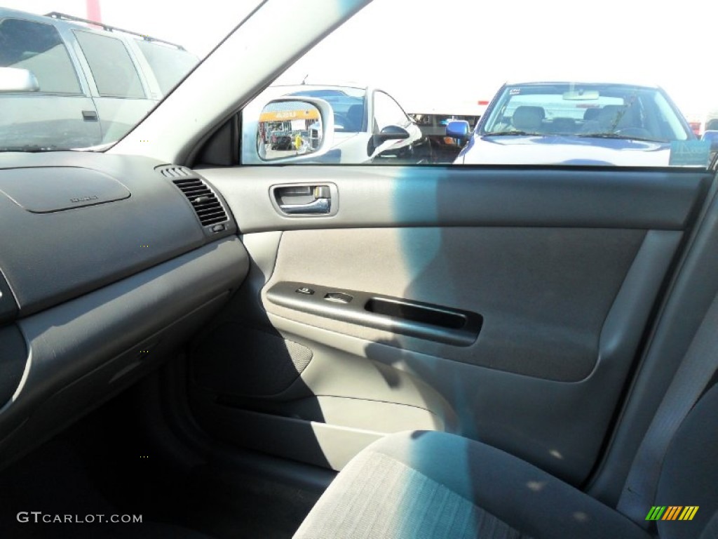 2006 Camry LE - Super White / Stone Gray photo #13