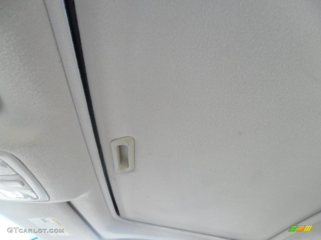 2006 Camry LE - Super White / Stone Gray photo #14