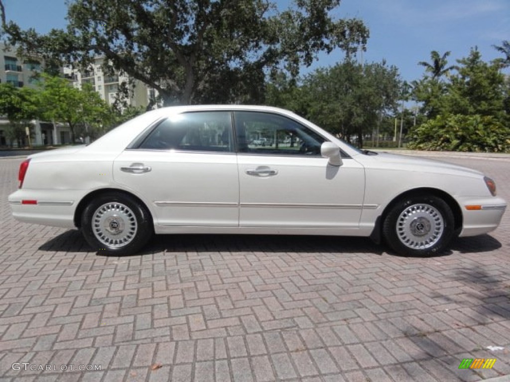 2001 XG300 L Sedan - Nordic White / Black photo #9