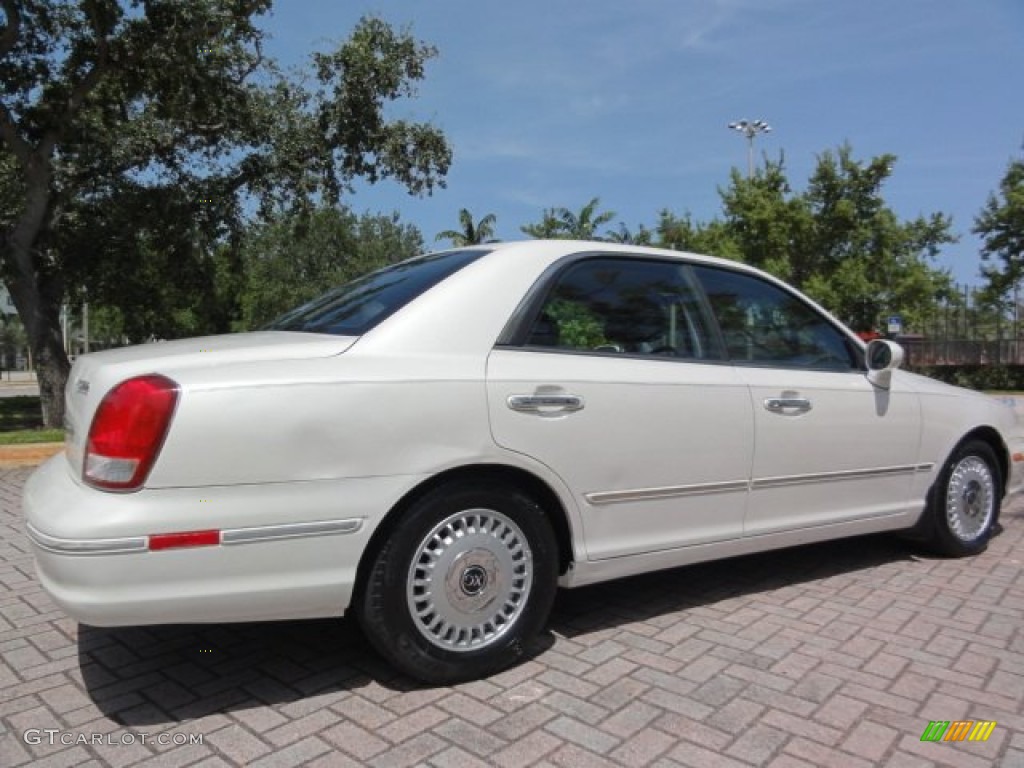 2001 XG300 L Sedan - Nordic White / Black photo #11