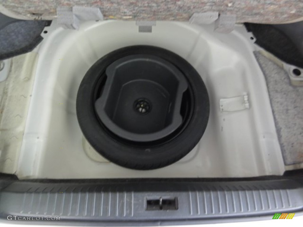 2001 XG300 L Sedan - Nordic White / Black photo #15