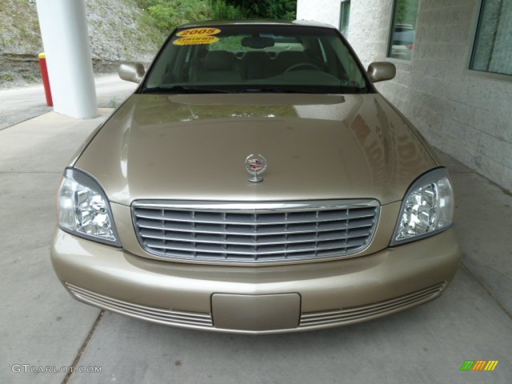 Light Cashmere 2005 Cadillac DeVille Sedan Exterior Photo #67512932