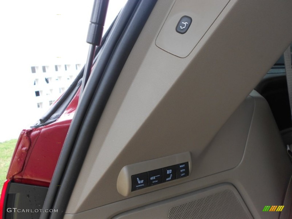 2012 Volkswagen Routan SEL Premium Controls Photo #67522484